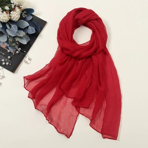 Detail der dunkelroten Chiffon-Schal-Stoffstruktur mit natürlichen Falten und Fall