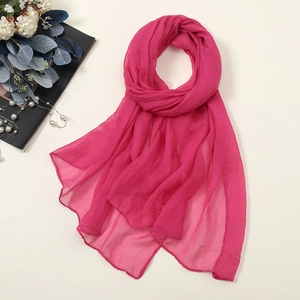 Detail der rosenroten Schal-Textur aus elegantem, halbtransparentem Chiffon-Gewebe