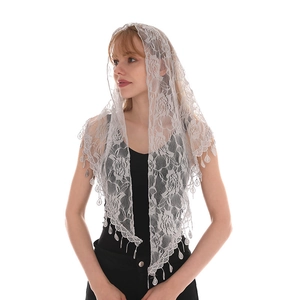 Vue détaillée du foulard en dentelle blanche avec pampilles délicates à pois