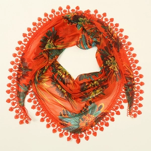 Détail d'un foulard triangulaire à imprimé fleuri tropical et bordure en dentelle