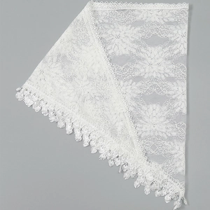 Vue détaillée du châle en dentelle blanche avec motifs floraux et bordures festonnées élégantes