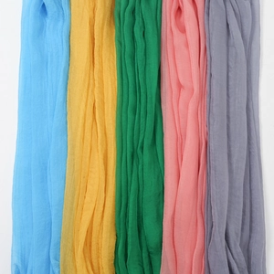 Leichte Chiffon-Schals in fünf Farben mit elegantem Plissee-Struktur-Design