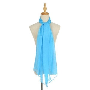 Hellblauer Chiffon-Strandschal mit vertikalen Falten auf einer weiblichen Schaufensterpuppe