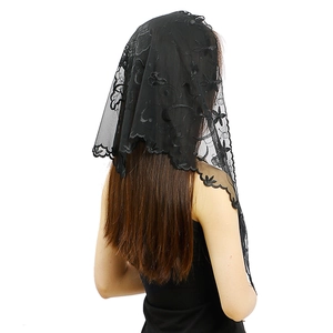 Détails de la dentelle florale noire et des bords festonnés sur ce foulard triangulaire
