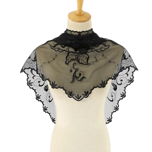 Détail d'un châle élégant en dentelle noire avec broderie florale et bords festonnés