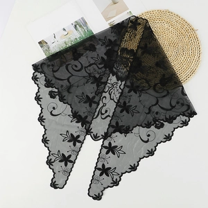 Élégant châle triangle en dentelle noire florale avec bordures festonnées brodées