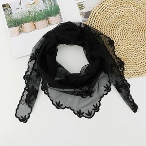 Écharpe triangulaire en dentelle noire élégante avec broderie florale vintage chic