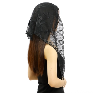 Détail d'un voile triangulaire en dentelle noire avec broderie de roses et bords festonnés