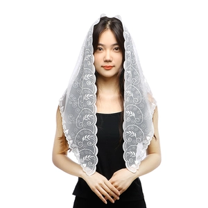 Voile de mariée en dentelle blanche avec broderies et bords festonnés élégants