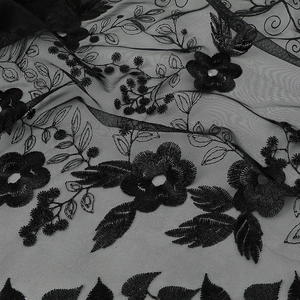 Voile de mariée en dentelle noire avec broderies florales sur un tissu en maille respirant