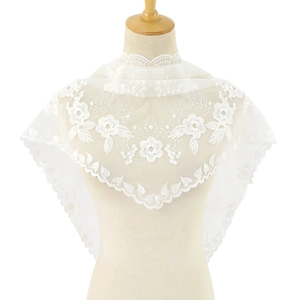 Élégant châle triangulaire en dentelle florale blanche avec bordure festonnée de mariée