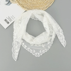 Gros plan sur la broderie florale blanche élégante du foulard de mariage en dentelle