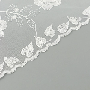 Voile de mariage en dentelle florale brodée blanche et foulard triangle respirant