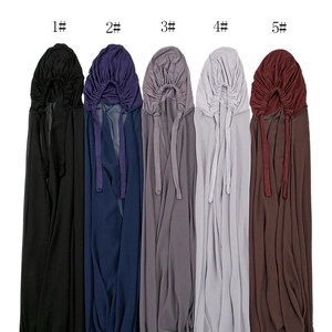 Comparaison détaillée de cinq couleurs de hijab en mousseline dont noir, bleu et bordeaux