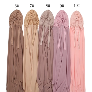 Vue verticale de hijabs en mousseline en moka, beige et rose poudré avec numéros