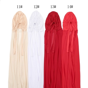 Détail de hijabs en mousseline perlée en plusieurs couleurs avec design plissé élastique