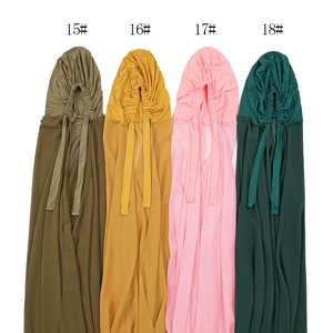 Vue détaillée de quatre hijabs en mousseline de perles avec capuches plissées
