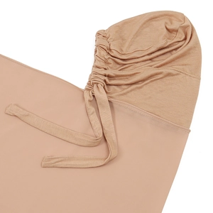 Hijab en mousseline nude avec détails tricotés plissés et longues lanières réglables