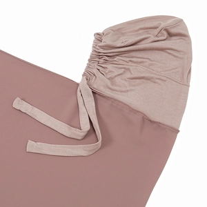 Hijab élégant en mousseline rose poudré avec haut en maille élastique et attaches