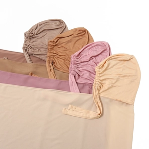 Vue détaillée de bonnets hijab en mousseline perlée avec bords plissés et liens