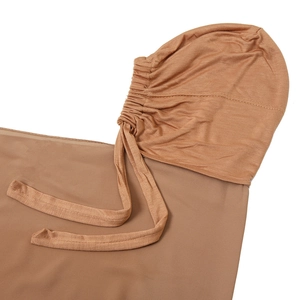 Détail du bonnet hijab en mousseline camel avec plis élastiques et rubans de serrage