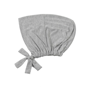 Λεπτομερής προβολή γκρι modal hijab σκούφου με πλαϊνό φιόγκο και ελαστικό σούρωμα