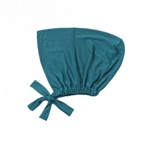 Λεπτομέρεια του modal hijab undercap σε πετρόλ χρώμα με μαλακή υφή και ρυθμιζόμενα κορδόνια