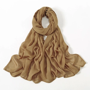 Hiyab de modal marrón camello transpirable con elegantes pliegues texturizados mujer