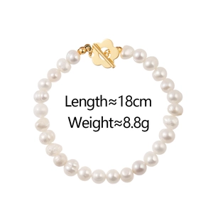 Détails d'un bracelet de perles d'eau douce fait main avec fermoir fleur dorée