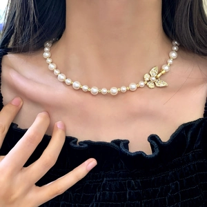 Collier de perles élégant de style français avec pendentif papillon en strass sur un mannequin