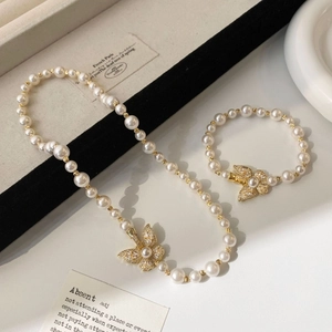 Ensemble de bijoux en perles de style français avec pendentifs papillons dorés