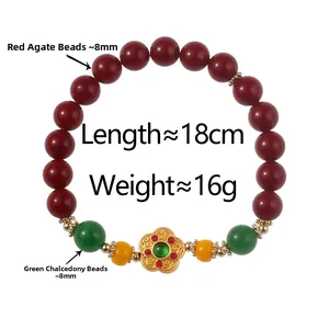 Dettaglio del bracciale di perle rosse con calcedonio verde e ciondolo a fiore d'oro