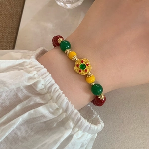 Bracciale cinese retrò con perle rosse, calcedonio verde e ciondolo a forma di fiore dorato