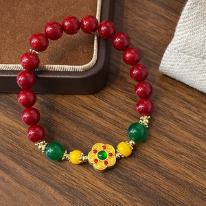 Bracciale vintage stile cinese con perline rosse, calcedonio verde e ciondolo a fiore