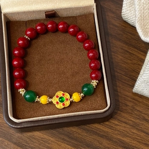Macro di perline di agata rossa e calcedonio verde su un bracciale in stile cinese