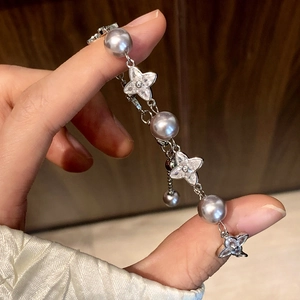 Elegant pearl bracelet with lavender beads and diamond-encrusted four-leaf flower charms