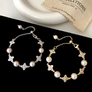Elegant pearl bracelets with zircon clover charms in gold and silver finishes