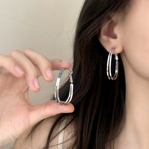 Boucles d'oreilles créoles géométriques argentées à double couche avec finition miroir