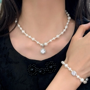Parure de bijoux élégante en perles avec collier et bracelet à pendentif carré