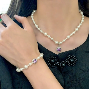 Détail du parure collier et bracelet en perles avec pendentif améthyste carrée