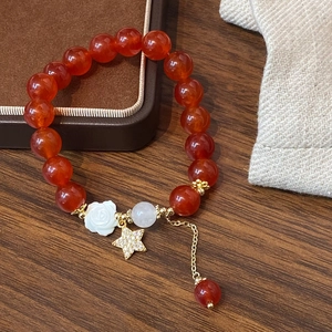 Rotes Achat-Perlenarmband mit weißem Kamelien-Anhänger und goldenem Stern-Charm