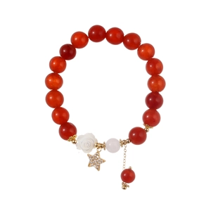 Vintage-Armband aus roten Achatperlen mit Kamelien-Anhänger und funkelndem Stern