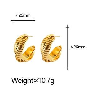 Orecchini a C dorati con texture a strisce, misura 26 mm, peso totale 10,7 g