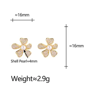 Boucles d'oreilles fleurs dorées avec pétales en zircone et perle de nacre centrale