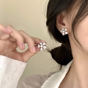 Boucles d'oreilles fleur à cinq pétales avec pavé de zircons et perle de nacre blanche