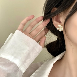 Boucles d'oreilles fleur de style français avec zircons et perle pour femmes