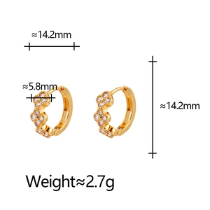Détails des boucles d'oreilles trèfle doré avec zircons et mesures de taille précises