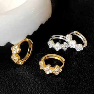 Boucles D'oreilles Créoles Huggie À Fleurs En Zircone Étincelant Bijoux Floraux Élégants En Cuivre Pour Femmes Style Luxe