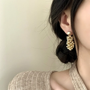 Boucles d'oreilles vintage françaises dorées avec grappes de boules et design élégant