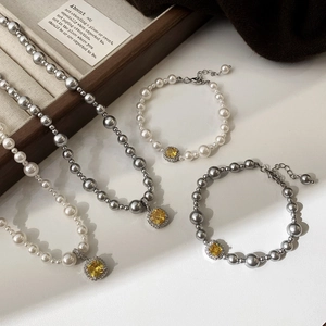 Parure de bijoux en perles avec collier et bracelets à pierre précieuse jaune carrée